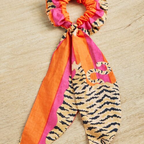Chouchou à rayures tigre avec nœud