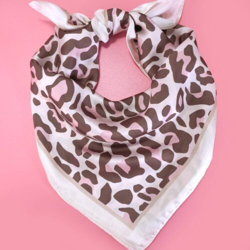 Foulard satiné léopard rose